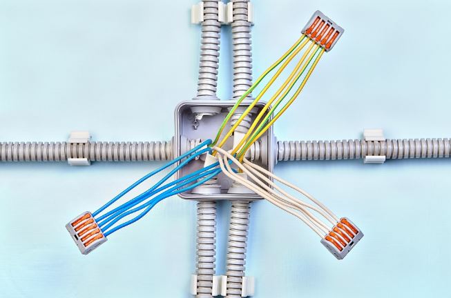 Connexion de câblage dans une boîte de jonction