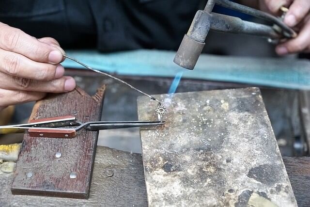 fusion de métal dans l'artisanat de bijoux